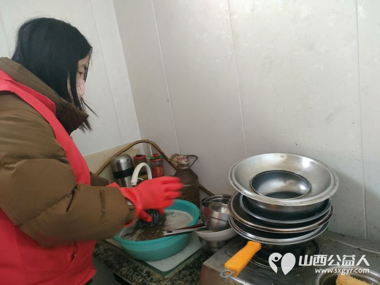 介休市敬老协会去张兰镇沟底村特困老人73岁宋七十家中为老人打扫卫生为送贴心服务 - 第4张 - 山西公益人 介休市敬老协会去张兰镇沟底村特困老人73岁宋七十家中为老人打扫卫生为送贴心服务 - 第4张