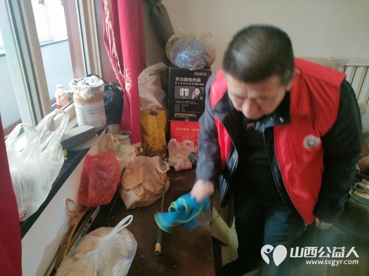 介休市敬老协会去张兰镇沟底村特困老人73岁宋七十家中为老人打扫卫生为送贴心服务 - 第5张 - 山西公益人 介休市敬老协会去张兰镇沟底村特困老人73岁宋七十家中为老人打扫卫生为送贴心服务 - 第5张