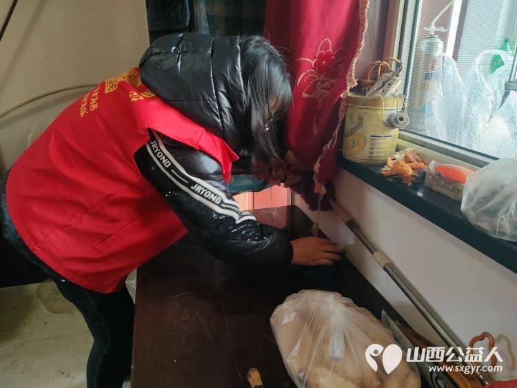 介休市敬老协会去张兰镇沟底村特困老人73岁宋七十家中为老人打扫卫生为送贴心服务 - 第2张 - 山西公益人 介休市敬老协会去张兰镇沟底村特困老人73岁宋七十家中为老人打扫卫生为送贴心服务 - 第2张