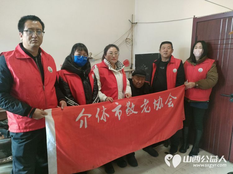 介休市敬老协会去张兰镇沟底村特困老人73岁宋七十家中为老人打扫卫生为送贴心服务 - 第1张 - 山西公益人 介休市敬老协会去张兰镇沟底村特困老人73岁宋七十家中为老人打扫卫生为送贴心服务 - 第1张