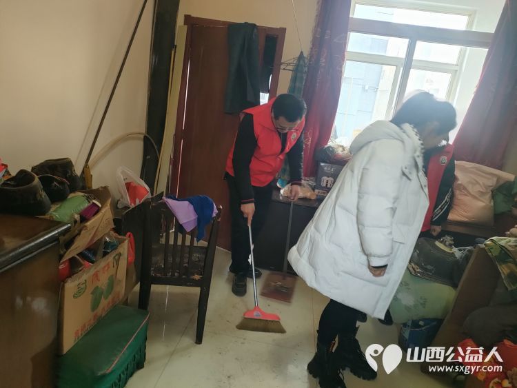 介休市敬老协会去张兰镇沟底村特困老人73岁宋七十家中为老人打扫卫生为送贴心服务 - 第6张 - 山西公益人 介休市敬老协会去张兰镇沟底村特困老人73岁宋七十家中为老人打扫卫生为送贴心服务 - 第6张