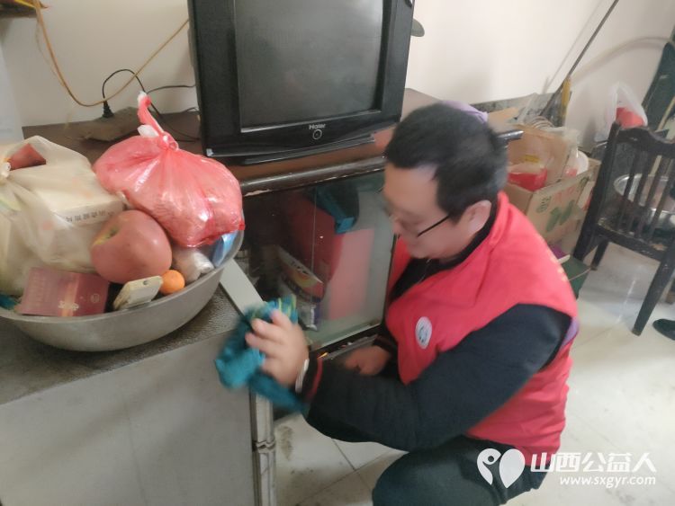 介休市敬老协会去张兰镇沟底村特困老人73岁宋七十家中为老人打扫卫生为送贴心服务 - 第3张 - 山西公益人 介休市敬老协会去张兰镇沟底村特困老人73岁宋七十家中为老人打扫卫生为送贴心服务 - 第3张