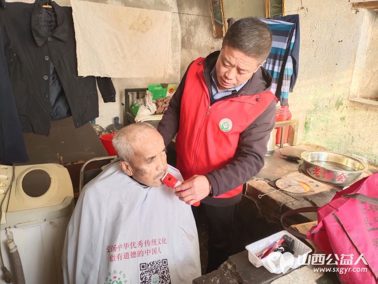 介休市敬老协会去张兰镇沟底村入户特困老人87岁孟吉兰家中为老人打扫卫生料理家务 - 第2张 - 山西公益人 介休市敬老协会去张兰镇沟底村入户特困老人87岁孟吉兰家中为老人打扫卫生料理家务 - 第2张