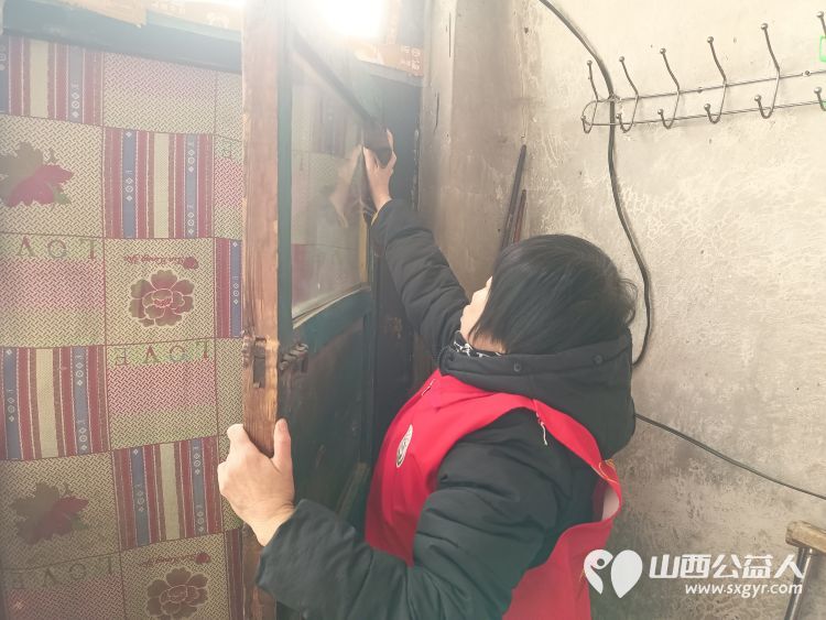 介休市敬老协会去张兰镇沟底村入户特困老人87岁孟吉兰家中为老人打扫卫生料理家务 - 第11张 - 山西公益人 介休市敬老协会去张兰镇沟底村入户特困老人87岁孟吉兰家中为老人打扫卫生料理家务 - 第11张