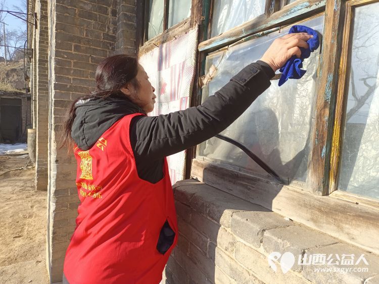 介休市敬老协会去张兰镇沟底村入户特困老人87岁孟吉兰家中为老人打扫卫生料理家务 - 第10张 - 山西公益人 介休市敬老协会去张兰镇沟底村入户特困老人87岁孟吉兰家中为老人打扫卫生料理家务 - 第10张