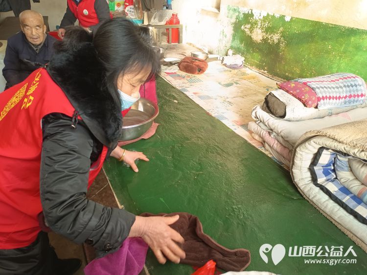 介休市敬老协会去张兰镇沟底村入户特困老人87岁孟吉兰家中为老人打扫卫生料理家务 - 第9张 - 山西公益人 介休市敬老协会去张兰镇沟底村入户特困老人87岁孟吉兰家中为老人打扫卫生料理家务 - 第9张