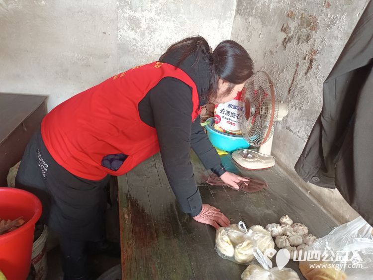 介休市敬老协会去张兰镇沟底村入户特困老人87岁孟吉兰家中为老人打扫卫生料理家务 - 第8张 - 山西公益人 介休市敬老协会去张兰镇沟底村入户特困老人87岁孟吉兰家中为老人打扫卫生料理家务 - 第8张