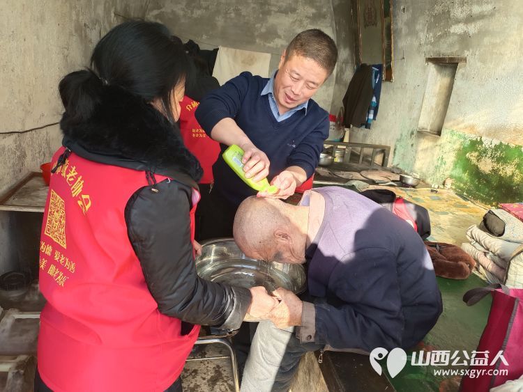 介休市敬老协会去张兰镇沟底村入户特困老人87岁孟吉兰家中为老人打扫卫生料理家务 - 第3张 - 山西公益人 介休市敬老协会去张兰镇沟底村入户特困老人87岁孟吉兰家中为老人打扫卫生料理家务 - 第3张