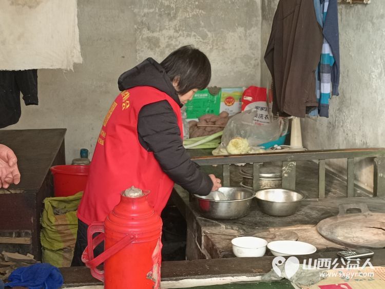 介休市敬老协会去张兰镇沟底村入户特困老人87岁孟吉兰家中为老人打扫卫生料理家务 - 第7张 - 山西公益人 介休市敬老协会去张兰镇沟底村入户特困老人87岁孟吉兰家中为老人打扫卫生料理家务 - 第7张