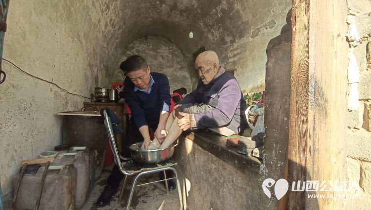 介休市敬老协会去张兰镇沟底村入户特困老人87岁孟吉兰家中为老人打扫卫生料理家务 - 第6张 - 山西公益人 介休市敬老协会去张兰镇沟底村入户特困老人87岁孟吉兰家中为老人打扫卫生料理家务 - 第6张