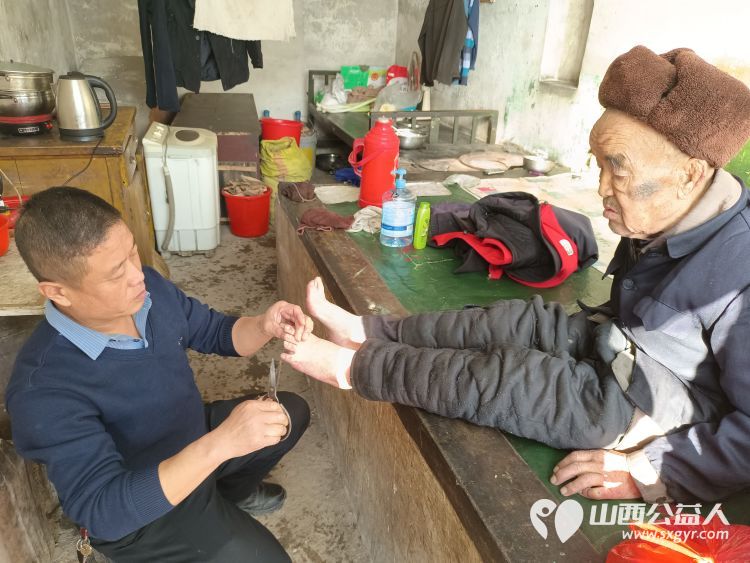 介休市敬老协会去张兰镇沟底村入户特困老人87岁孟吉兰家中为老人打扫卫生料理家务 - 第5张 - 山西公益人 介休市敬老协会去张兰镇沟底村入户特困老人87岁孟吉兰家中为老人打扫卫生料理家务 - 第5张