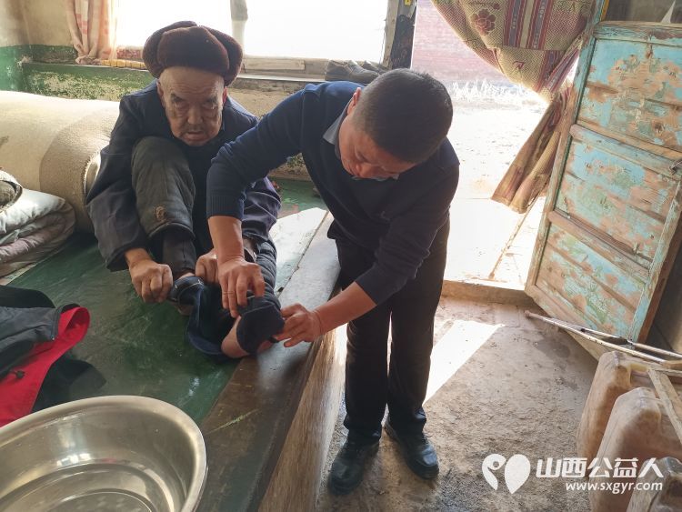 介休市敬老协会去张兰镇沟底村入户特困老人87岁孟吉兰家中为老人打扫卫生料理家务 - 第4张 - 山西公益人 介休市敬老协会去张兰镇沟底村入户特困老人87岁孟吉兰家中为老人打扫卫生料理家务 - 第4张