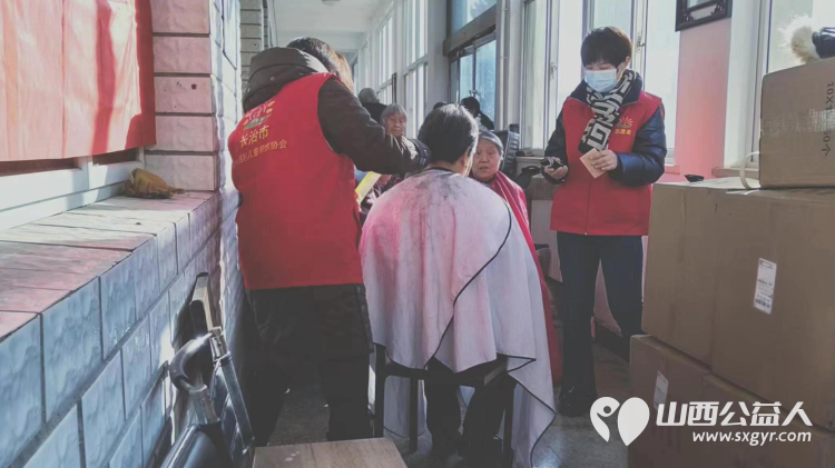 长治市阳光困境儿童帮扶协会赴长治市雨花斋一号店为老人义务理发 - 第8张