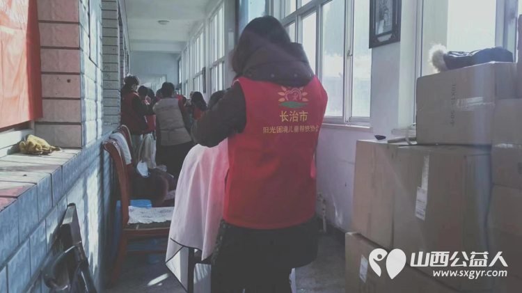 长治市阳光困境儿童帮扶协会赴长治市雨花斋一号店为老人义务理发 - 第9张