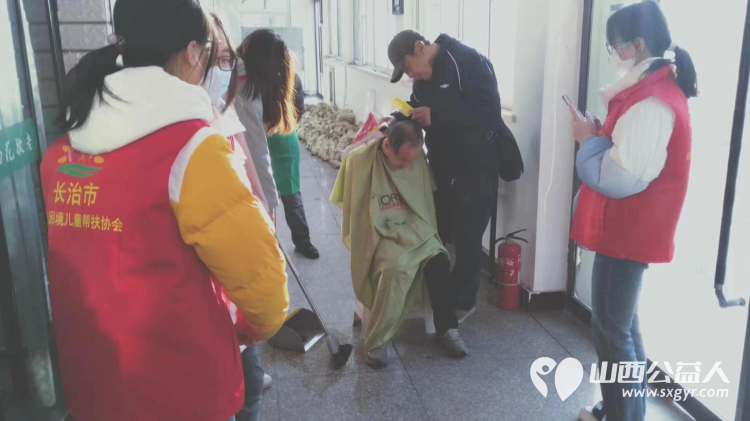长治市阳光困境儿童帮扶协会赴长治市雨花斋一号店为老人义务理发 - 第7张