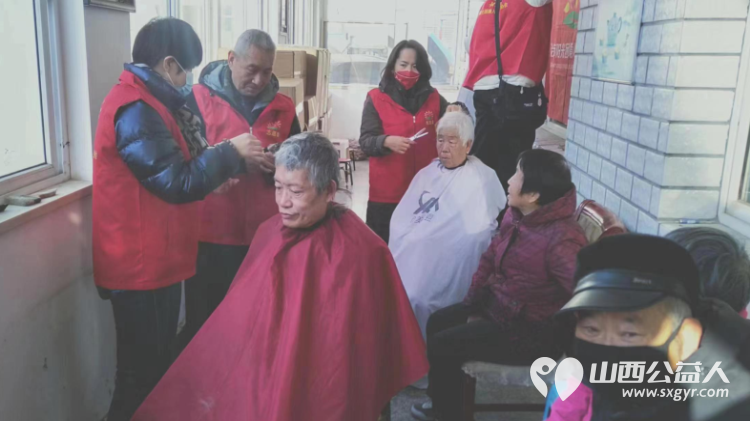 长治市阳光困境儿童帮扶协会赴长治市雨花斋一号店为老人义务理发 - 第5张
