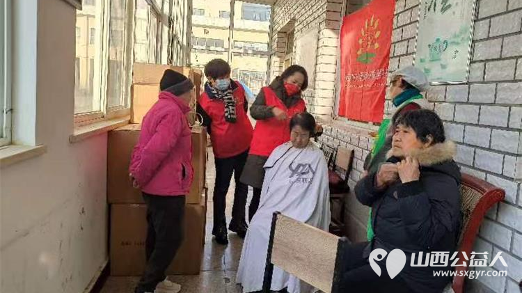 长治市阳光困境儿童帮扶协会赴长治市雨花斋一号店为老人义务理发 - 第3张