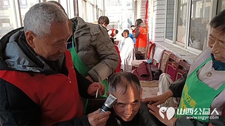 长治市阳光困境儿童帮扶协会赴长治市雨花斋一号店为老人义务理发 - 第2张