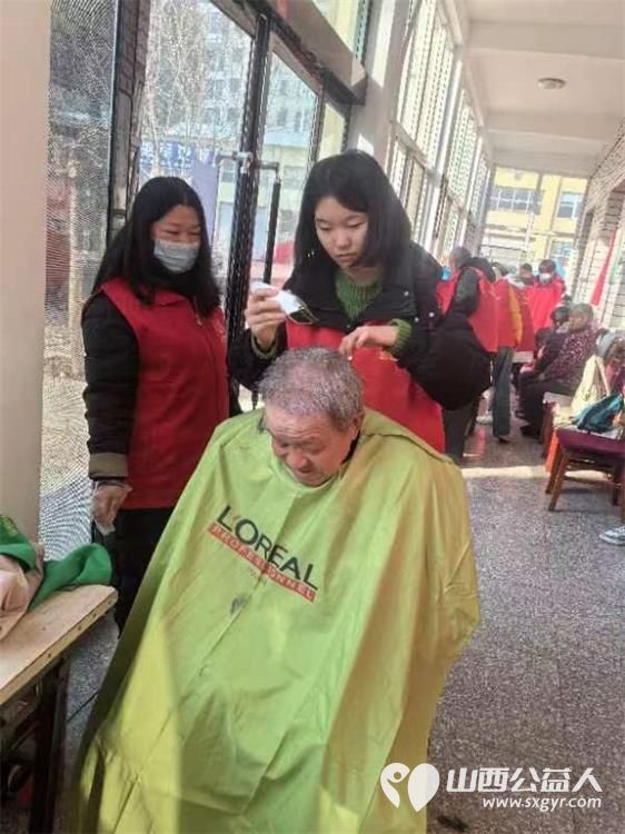 长治市阳光困境儿童帮扶协会赴长治市雨花斋一号店为老人义务理发 - 第13张