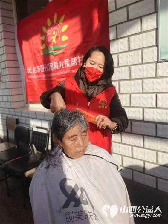 长治市阳光困境儿童帮扶协会赴长治市雨花斋一号店为老人义务理发 - 第16张