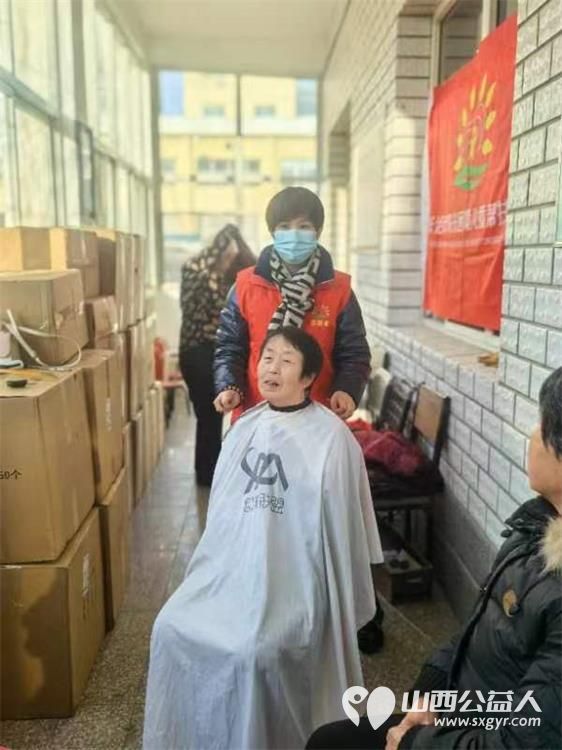 长治市阳光困境儿童帮扶协会赴长治市雨花斋一号店为老人义务理发 - 第17张