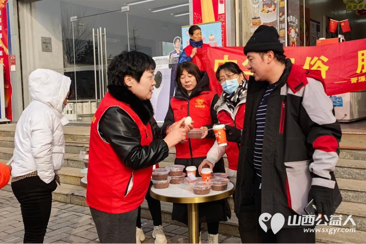 中国好人陈秀苗在腊八节把热腾腾的八宝粥豆浆面包叶酸鸡蛋送到环卫工人和快递小哥手里 - 第3张