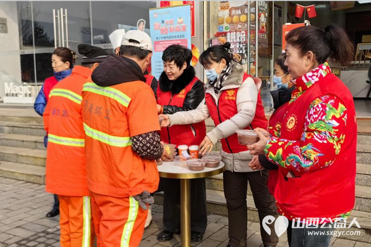 中国好人陈秀苗在腊八节把热腾腾的八宝粥豆浆面包叶酸鸡蛋送到环卫工人和快递小哥手里 - 第2张
