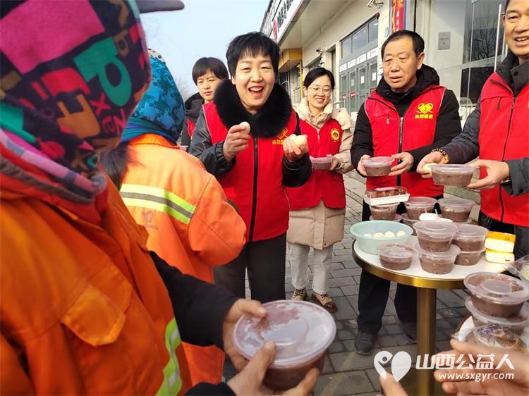 中国好人陈秀苗在腊八节把热腾腾的八宝粥豆浆面包叶酸鸡蛋送到环卫工人和快递小哥手里 - 第4张