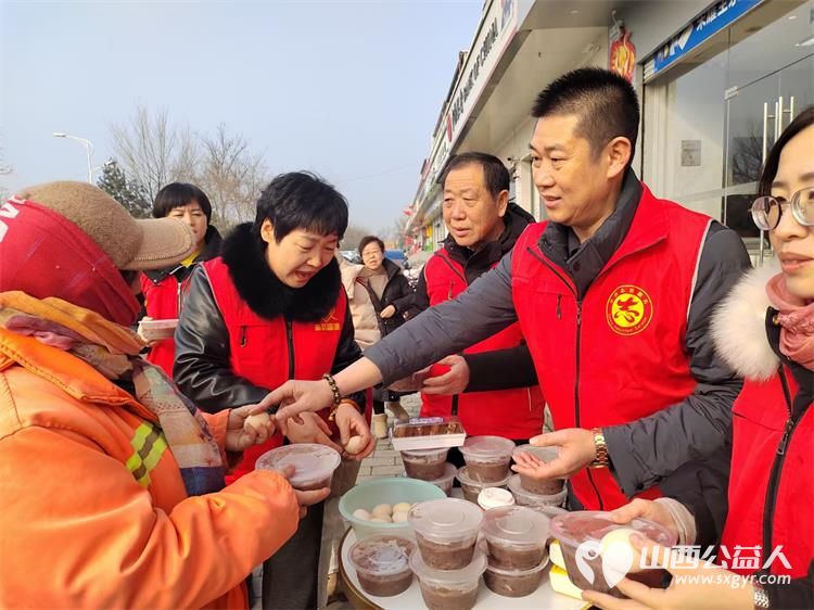 中国好人陈秀苗在腊八节把热腾腾的八宝粥豆浆面包叶酸鸡蛋送到环卫工人和快递小哥手里 - 第5张