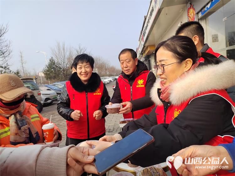 中国好人陈秀苗在腊八节把热腾腾的八宝粥豆浆面包叶酸鸡蛋送到环卫工人和快递小哥手里 - 第7张
