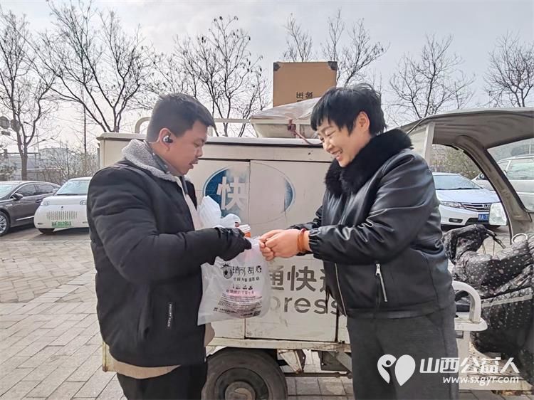 中国好人陈秀苗在腊八节把热腾腾的八宝粥豆浆面包叶酸鸡蛋送到环卫工人和快递小哥手里 - 第6张