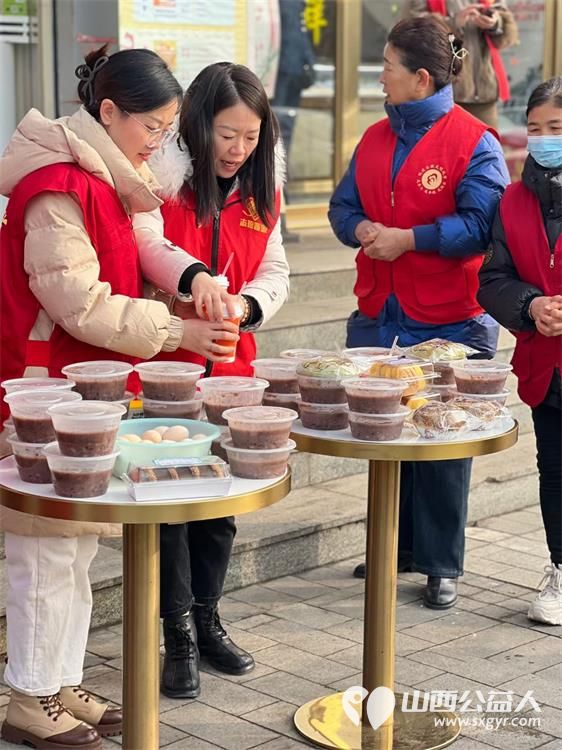 中国好人陈秀苗在腊八节把热腾腾的八宝粥豆浆面包叶酸鸡蛋送到环卫工人和快递小哥手里 - 第8张