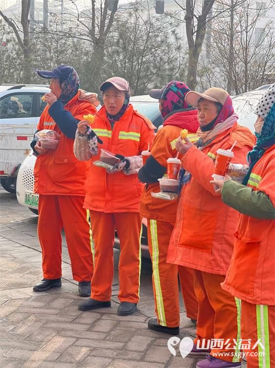 中国好人陈秀苗在腊八节把热腾腾的八宝粥豆浆面包叶酸鸡蛋送到环卫工人和快递小哥手里 - 第9张