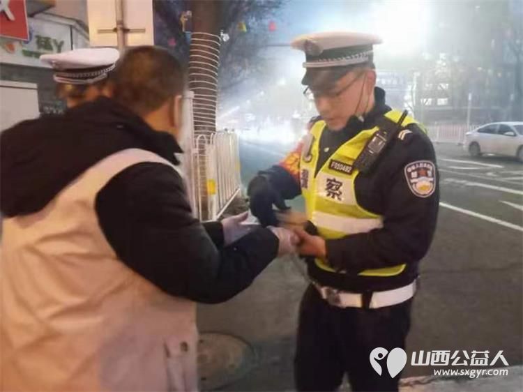 长治市蚂蚁力量组织小志愿者配合雨花斋的师傅们做八宝粥送给交通警察和环卫工人 - 第3张 - 山西公益人 长治市蚂蚁力量组织小志愿者配合雨花斋的师傅们做八宝粥送给交通警察和环卫工人 - 第3张