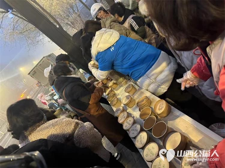 长治市蚂蚁力量组织小志愿者配合雨花斋的师傅们做八宝粥送给交通警察和环卫工人 - 第6张 - 山西公益人 长治市蚂蚁力量组织小志愿者配合雨花斋的师傅们做八宝粥送给交通警察和环卫工人 - 第6张