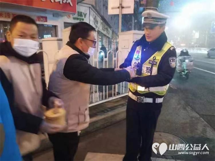 长治市蚂蚁力量组织小志愿者配合雨花斋的师傅们做八宝粥送给交通警察和环卫工人 - 第4张 - 山西公益人 长治市蚂蚁力量组织小志愿者配合雨花斋的师傅们做八宝粥送给交通警察和环卫工人 - 第4张