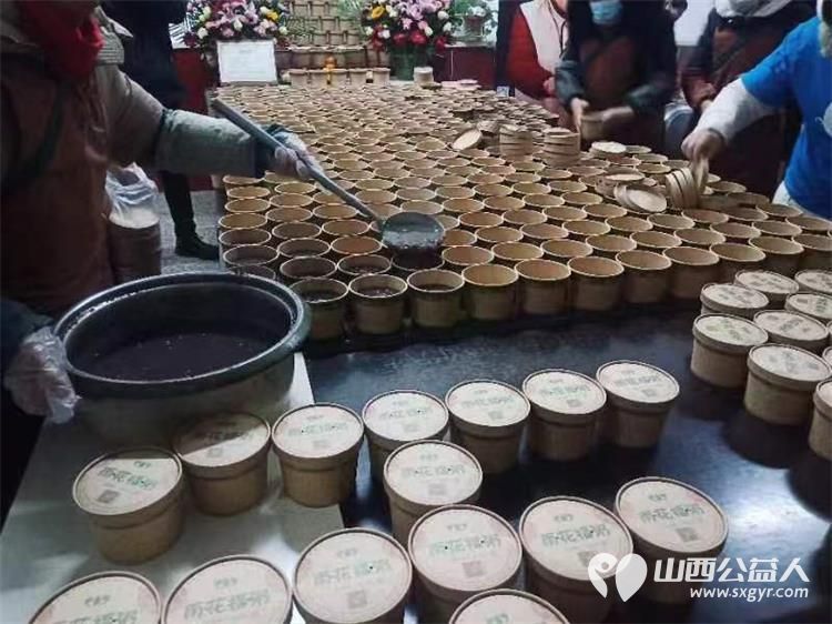 长治市蚂蚁力量组织小志愿者配合雨花斋的师傅们做八宝粥送给交通警察和环卫工人 - 第8张 - 山西公益人 长治市蚂蚁力量组织小志愿者配合雨花斋的师傅们做八宝粥送给交通警察和环卫工人 - 第8张