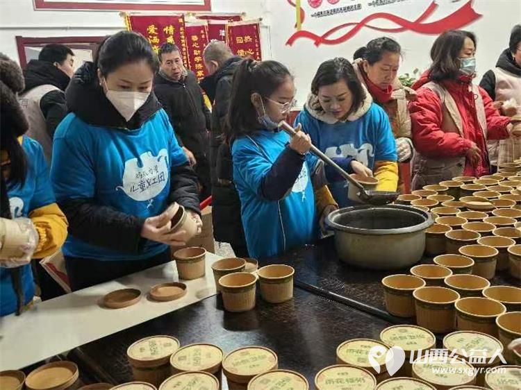 长治市蚂蚁力量组织小志愿者配合雨花斋的师傅们做八宝粥送给交通警察和环卫工人 - 第5张 - 山西公益人 长治市蚂蚁力量组织小志愿者配合雨花斋的师傅们做八宝粥送给交通警察和环卫工人 - 第5张