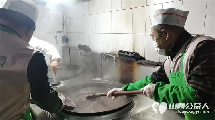 长治市蚂蚁力量组织小志愿者配合雨花斋的师傅们做八宝粥送给交通警察和环卫工人 - 第11张 - 山西公益人 长治市蚂蚁力量组织小志愿者配合雨花斋的师傅们做八宝粥送给交通警察和环卫工人 - 第11张
