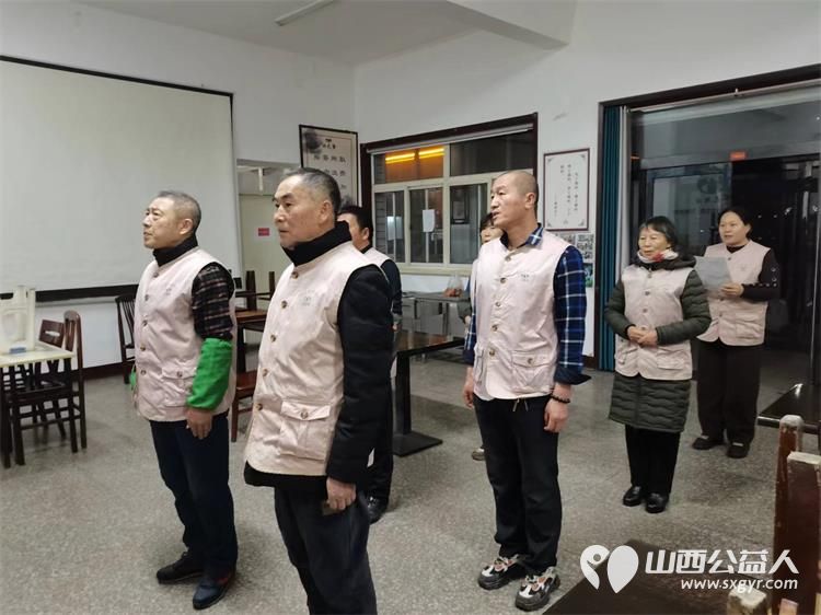 长治市蚂蚁力量组织小志愿者配合雨花斋的师傅们做八宝粥送给交通警察和环卫工人 - 第10张 - 山西公益人 长治市蚂蚁力量组织小志愿者配合雨花斋的师傅们做八宝粥送给交通警察和环卫工人 - 第10张