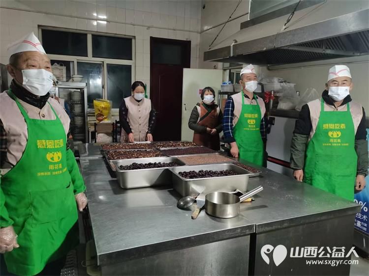 长治市蚂蚁力量组织小志愿者配合雨花斋的师傅们做八宝粥送给交通警察和环卫工人 - 第9张 - 山西公益人 长治市蚂蚁力量组织小志愿者配合雨花斋的师傅们做八宝粥送给交通警察和环卫工人 - 第9张