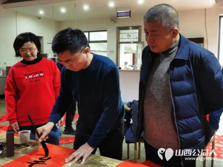 介休市书法家协会携手民进介休支部共同走进大秦新昌物流有限公司,给一线职工送温暖送春联活动 - 第12张 - 山西公益人 介休市书法家协会携手民进介休支部共同走进大秦新昌物流有限公司,给一线职工送温暖送春联活动 - 第12张