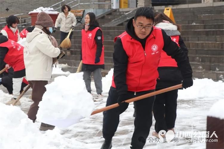 运城市盐湖区第一时间志愿者协会联合运城市爱心驿站社会工作服务中心在关帝庙景区开展铲雪除冰志愿服务活动 - 第10张