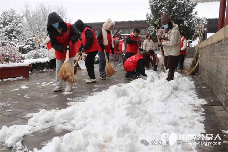 运城市盐湖区第一时间志愿者协会联合运城市爱心驿站社会工作服务中心在关帝庙景区开展铲雪除冰志愿服务活动 - 第7张