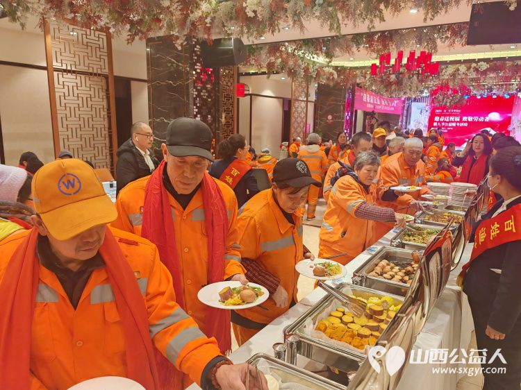 腊八情意浓粥暖环卫工 太原市百姓渔村、坝陵桥街道办和绿苑社区的志愿者为环卫工人发放了红围巾棉手套送上了八宝粥鸡蛋包子牛奶 - 第3张