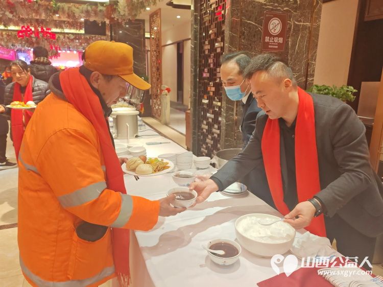 腊八情意浓粥暖环卫工 太原市百姓渔村、坝陵桥街道办和绿苑社区的志愿者为环卫工人发放了红围巾棉手套送上了八宝粥鸡蛋包子牛奶 - 第5张 - 山西公益人 腊八情意浓粥暖环卫工 太原市百姓渔村、坝陵桥街道办和绿苑社区的志愿者为环卫工人发放了红围巾棉手套送上了八宝粥鸡蛋包子牛奶 - 第5张
