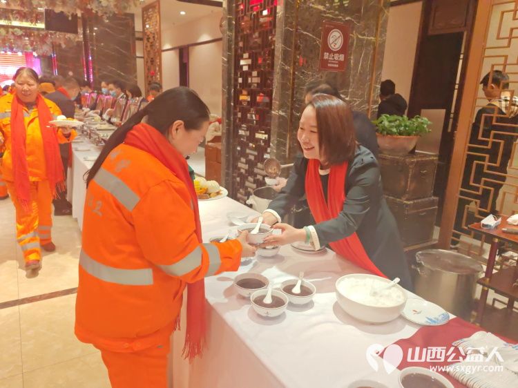 腊八情意浓粥暖环卫工 太原市百姓渔村、坝陵桥街道办和绿苑社区的志愿者为环卫工人发放了红围巾棉手套送上了八宝粥鸡蛋包子牛奶 - 第6张 - 山西公益人 腊八情意浓粥暖环卫工 太原市百姓渔村、坝陵桥街道办和绿苑社区的志愿者为环卫工人发放了红围巾棉手套送上了八宝粥鸡蛋包子牛奶 - 第6张
