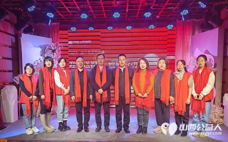 腊八情意浓粥暖环卫工 太原市百姓渔村、坝陵桥街道办和绿苑社区的志愿者为环卫工人发放了红围巾棉手套送上了八宝粥鸡蛋包子牛奶 - 第1张 - 山西公益人 腊八情意浓粥暖环卫工 太原市百姓渔村、坝陵桥街道办和绿苑社区的志愿者为环卫工人发放了红围巾棉手套送上了八宝粥鸡蛋包子牛奶 - 第1张