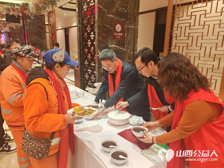 腊八情意浓粥暖环卫工 太原市百姓渔村、坝陵桥街道办和绿苑社区的志愿者为环卫工人发放了红围巾棉手套送上了八宝粥鸡蛋包子牛奶 - 第4张 - 山西公益人 腊八情意浓粥暖环卫工 太原市百姓渔村、坝陵桥街道办和绿苑社区的志愿者为环卫工人发放了红围巾棉手套送上了八宝粥鸡蛋包子牛奶 - 第4张