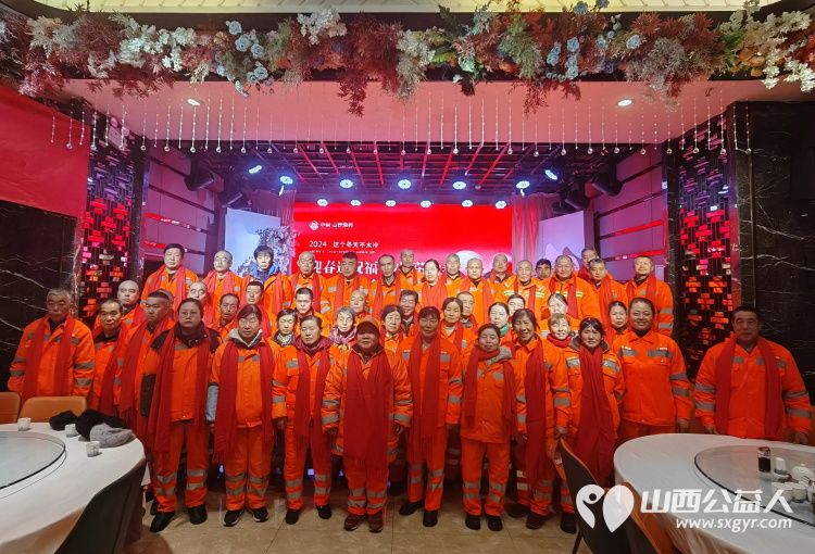 腊八情意浓粥暖环卫工 太原市百姓渔村、坝陵桥街道办和绿苑社区的志愿者为环卫工人发放了红围巾棉手套送上了八宝粥鸡蛋包子牛奶 - 第2张